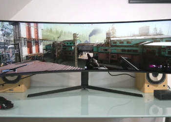 تفاوت مانیتور تخت با خمیده