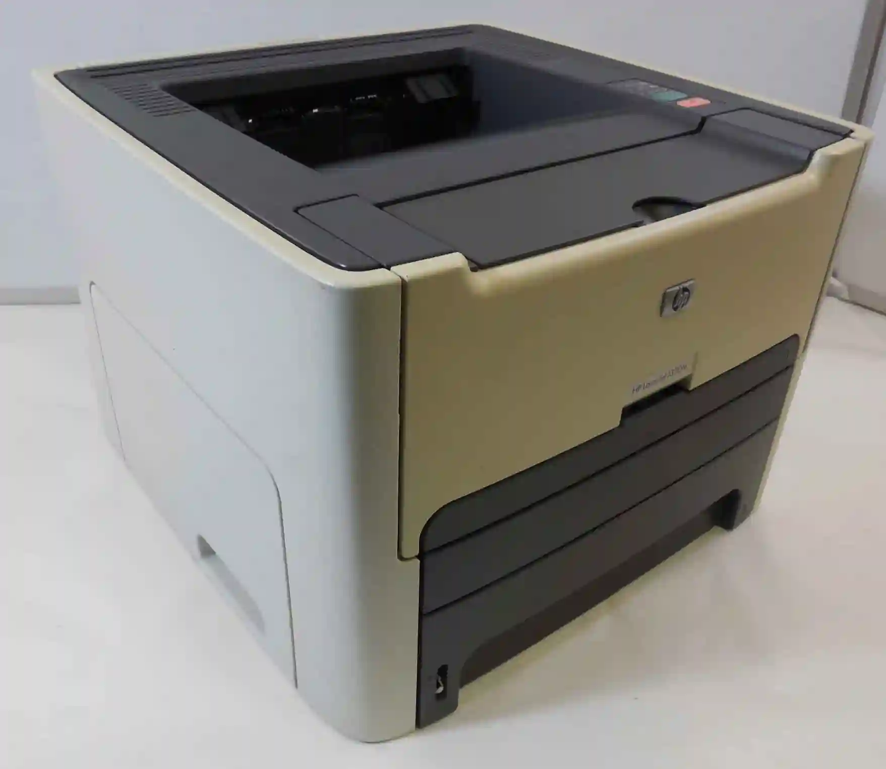 پرینتر hp1320، یک چاپگر لیزری تک کاره است که برای چاپ از کاغذ A4 استفاده میکند. این مدل یک پرینتر کوچک است که میتواند چاپی باکیفیت و با رزولوشن 1200*1200 dpi در اختیار شما بگذارد.