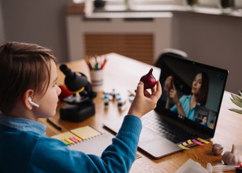 آموزش آنلاین با ویدیو پروژکتور